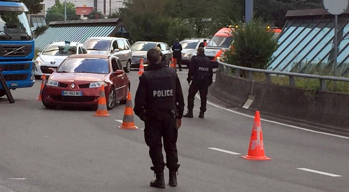 Cops form ring of steel around Geneva Airport after ‘bomb threat’ 